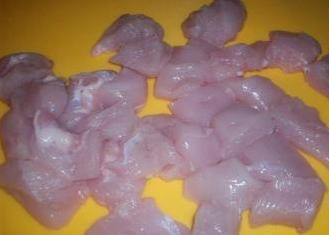 1. Этап. Куриный шашлык на шпажках: Куриное филе нарезать небольшими кусочками. На шампурах можно готовить курицу большими кусками вместе с косточками, но шпажки диктуют свои условия: кусочки должны быть не больше, чем 2х2 сантиметра, иначе могут не прожариться.