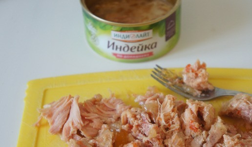 1. Этап. Салат с тушёнкой из индейки: Открыть банку с тушёнкой. Мясо разломить вилкой на волокна.