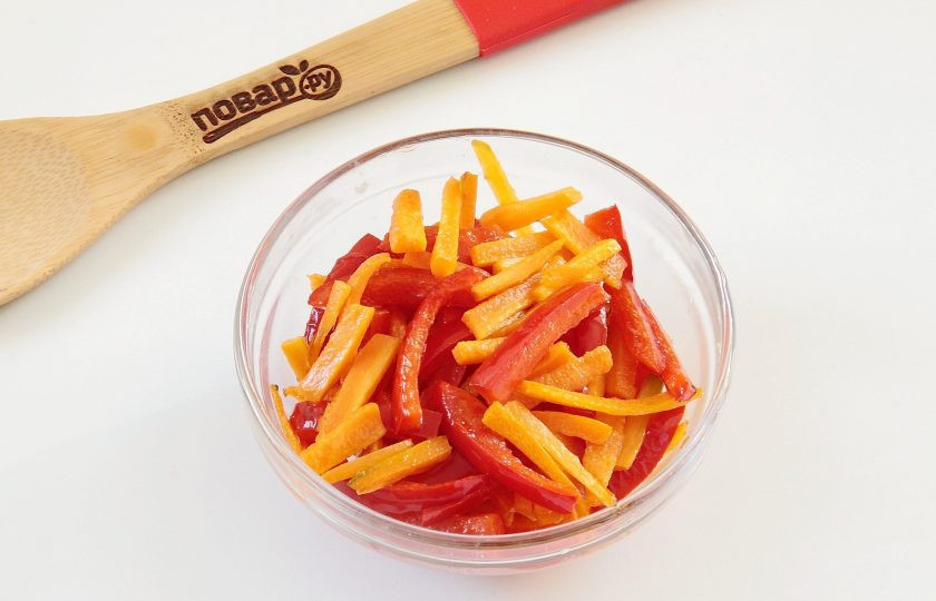 1. Этап. Свинина с лапшой по-азиатски: 5. Обжарьте овощи на сковороде и переложите на тарелочку.