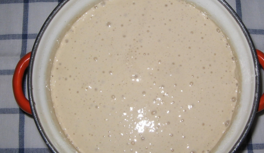 1. Этап. Тесто на беляши: 1. Смешаем чуть подогретое молоко с дрожжами и сахаром. Ждем, чтобы появились пузыри, а затем добавим все остальные ингредиенты, перемешаем и оставим тесто подниматься.