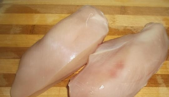 1. Этап. Куриная грудка под шубой в духовке: Грудку промойте, разделите её на 2 равные части.