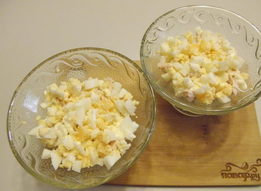 1. Этап. Салат Нежный: 3. Второй слой - мелко рубленные ваерные яйца, легкая майонезная сеточка. Соль по желанию. Я не использовала, салат ведь должен быть нежный.