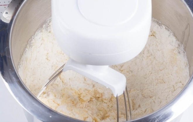 1. Этап. Пирог с творогом и яблоками: 4. Муку просеиваю и соединяю с разрыхлителем, всыпаю к яично-масляной смеси.