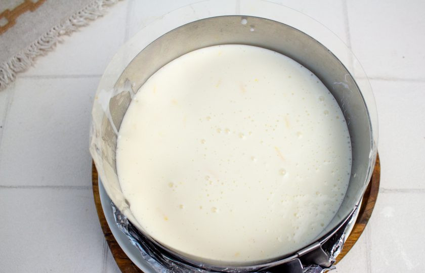 1. Этап. Лимонный чизкейк без выпечки: Приготовленную сырную массу вылейте в форму на основу из печенья. Уберите в холодильник на 3-4 часа.