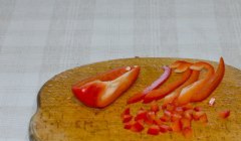 1. Этап. Вегетарианский салат с авокадо: Выньте сердцевину из перца, нарежьте его кубиками. Для 3-х порций достаточно четверти одного крупного сладкого перца, но если вы любите этот овощ, можете нарезать его весь.