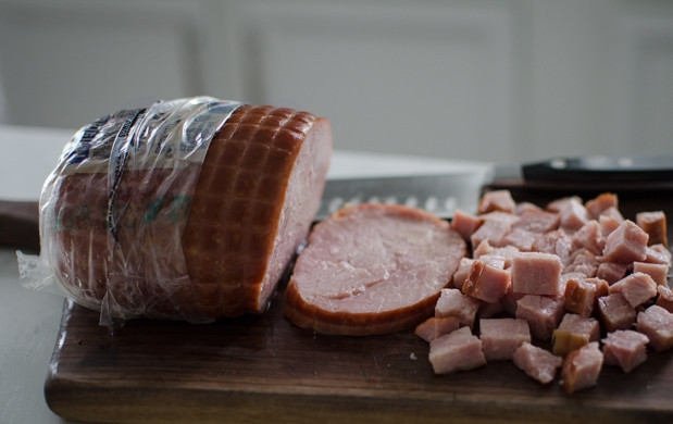 1. Этап. Азиатский салат с рисом: 1. Нарежьте ветчину кубиками.