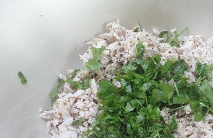 1. Этап. Расстегаи с индейкой: Измельченную мякоть индейки посолить и поперчить, добавить зелень.