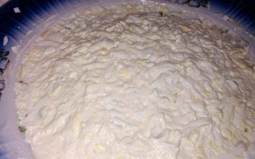 1. Этап. Салат из рыбных консерв и плавленого сырка: 6. Промажьте майонезом и равномерно распределите его. Перед натиранием намочите терку, чтобы сырок лучше терся.