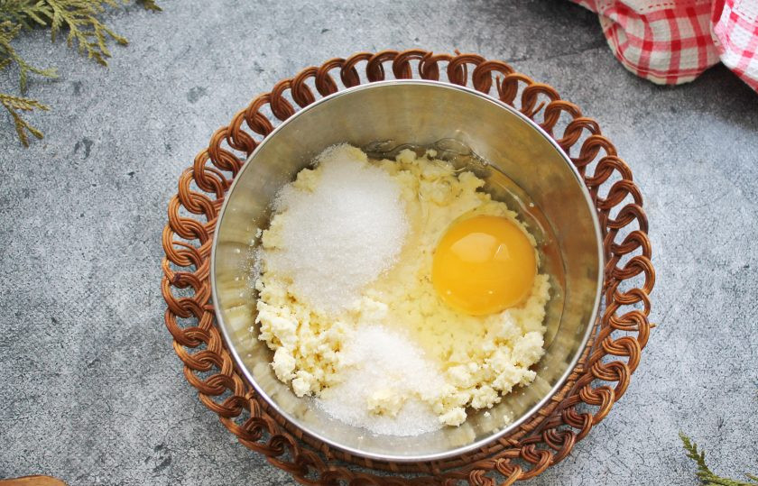 1. Этап. Булочки с голубикой: В творог разбейте яйцо, добавьте сахар, ванильный сахар, перемешайте.