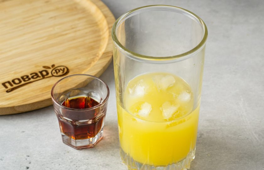 1. Этап. Алкогольный коктейль с апельсиновым соком: В шейкере смешайте лимонный и апельсиновый сок. Добавьте пару кубиков льда и виски. Встряхните, чтобы коктейль перемешался.