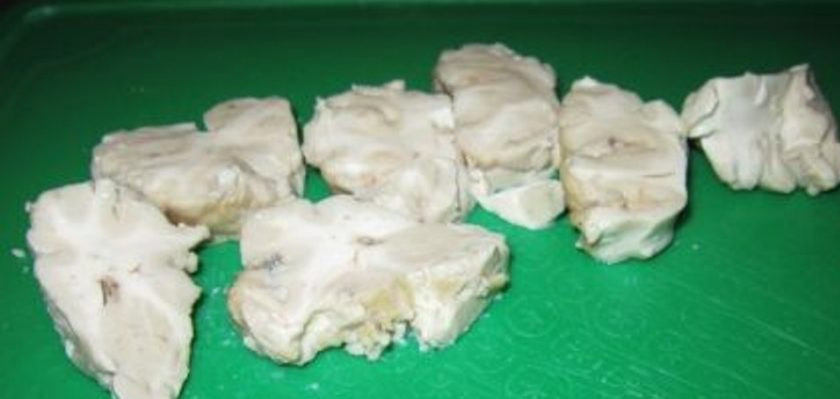 1. Этап. Мозги говяжьи жареные: Нарежьте их на небольшие кусочки.