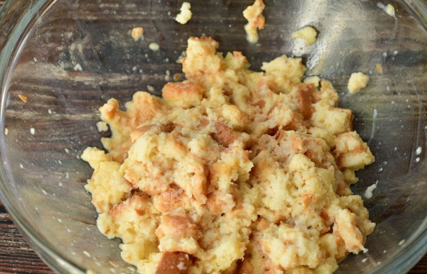 1. Этап. Чешские галушки: Хорошо перемешайте все руками.