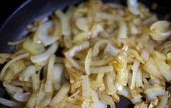 1. Этап. Мясо с лисичками: Затем в сковородку снова наливаем масла и обжариваем в нем нарезанный полукольцами лук.