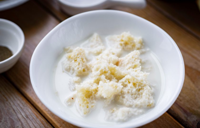 1. Этап. Котлеты Праздничные: С ломтиков батона срежьте корочки, мякоть порвите руками на кусочки, выложите в мисочку, залейте молоком и оставьте так на 15 минут.