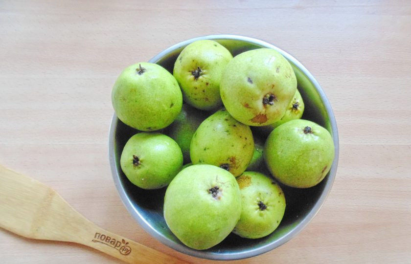 1. Этап. Варенье из груш с орехами: Груши вымойте, удалите плодоножки.