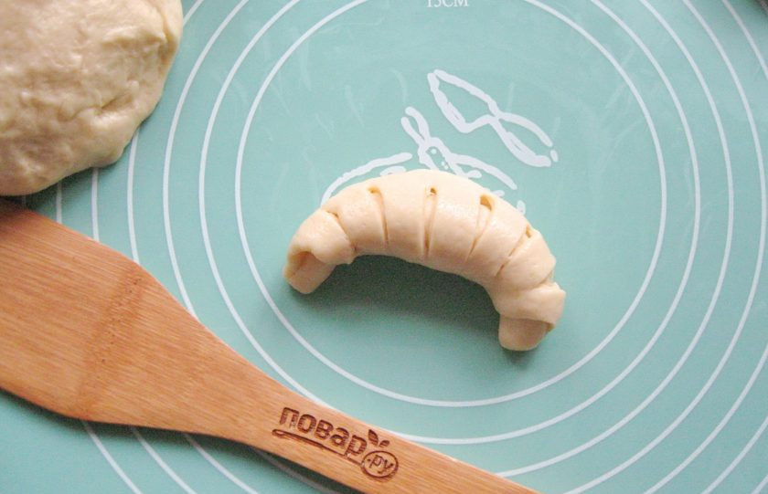 1. Этап. Булочки Как у бабушки: Сверните лепешку с творогом в виде рогалика.