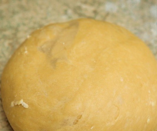 1. Этап. Хворост татарский: Яйца взбиваем с сахаром и солью. Вмешиваем молоко и растопленное масло. По чуть-чуть добавляем муку, замешивая крутое тесто.