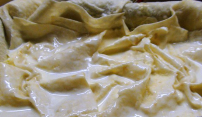 1. Этап. Ачма с сыром и творогом: Следующий лист обмакиваем в кефирно-яичной смеси и выкладываем 