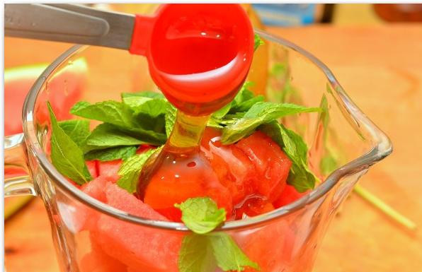 1. Этап. Арбузный фреш: Арбуз тщательно очищаем от косточек и корок, режем на небольшие кубики и отправляем в блендер. Туда же кладем мед и листья мяты.