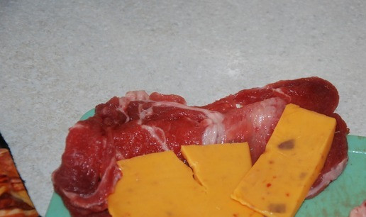 1. Этап. Отбивные с сырной начинкой: На один лист нашей мясной книжки кладем пластину сыра. Сыр нужно поравнять под размер листа. Закрыть другим листом. Обмакнуть мясо в яйцо, обвалять в сухарях и отправить на сковородку.