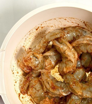 1. Этап. Канапе с авокадо и креветками: Приготовить маринад для креветок, смешать по щепотке соль, чёрный перец, копчёную паприку ( у меня острая) и чесночный порошок. Выжать лимонный сок, добавить 1 ч. ложку к приправам, влить 2 ст. ложки оливкового масла. Замариновать креветки.