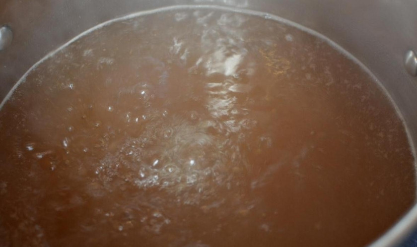 1. Этап. Тосканский суп: Наливаем в кастрюлю воду, опускаем в нее нарезанную колбасу и доводим до кипения.