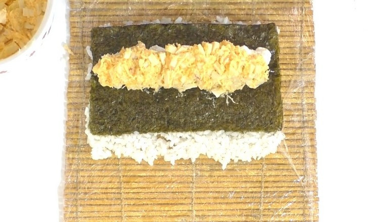 1. Этап. Роллы в духовке: Рядом с сыром положите приготовленную сырную начинку.