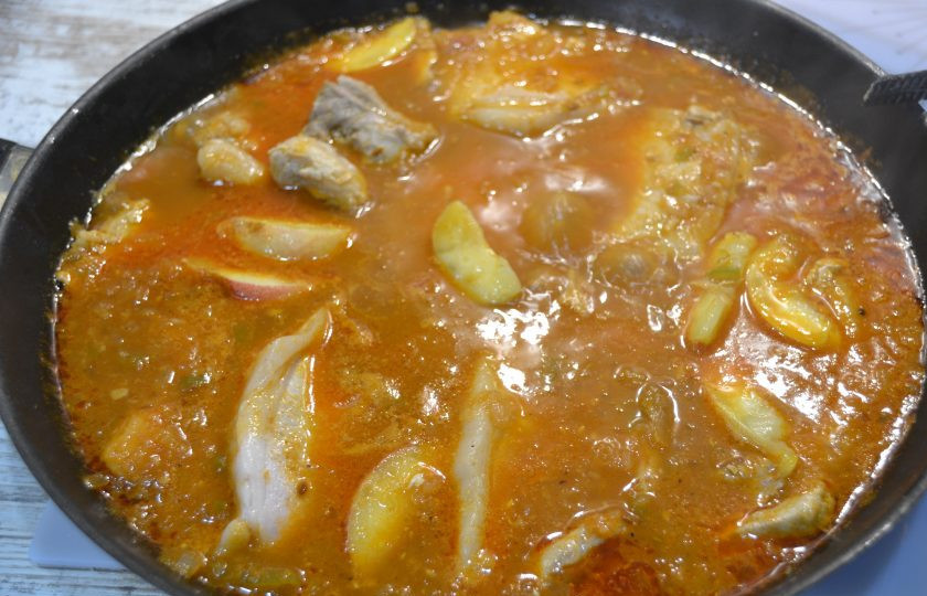 1. Этап. Виндалу из свинины с нектаринами: Выложите в соус обжаренную свинину, на свинину выложите нектарин, нарезанный ломтиками, прогрейте свинину в соусе еще 5 минут.