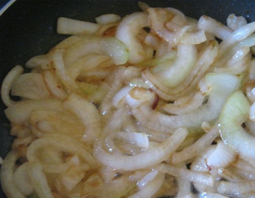 1. Этап. Жаркое из картошки: Разогрейте на сковороде растительное масло и обжарьте лук до золотистого цвета. Затем выложите на тарелку.