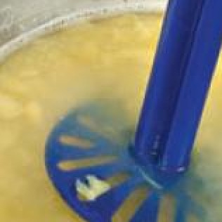 1. Этап. Суп с клецками: Картофель почистить, нарезать небольшими кусочками. Куриный бульон вскипятить, и варить в нём картофель на сильном огне 7 мин. Снять с огня, растолочь в пюре. Вновь поставить кастрюлю, уменьшить огонь до минимума.