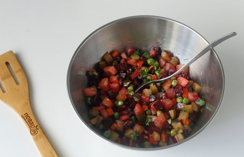 1. Этап. Винегрет из запеченных овощей: Затем добавьте нарезанный мелкими кубиками лук, соль по вкусу, зелень и растительное масло. Все хорошо перемешайте. Винегрет из запеченных овощей готов.