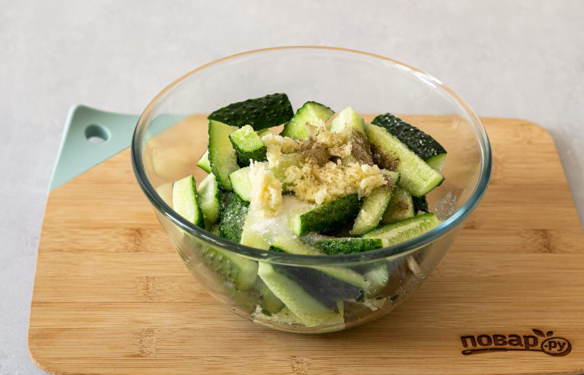 1. Этап. Огурцы по-корейски с горчицей: Влейте в миску растительное масло и уксус. Добавьте сахар, соль, черный молотый перец и сухую горчицу. Натрите чеснок на мелкой терке, добавьте в миску. Перемешайте, оставьте мариноваться на 2 часа.