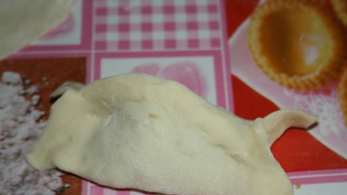 1. Этап. Манты из свинины: Боковые швы скрепляем. Остается четыре хвостика.