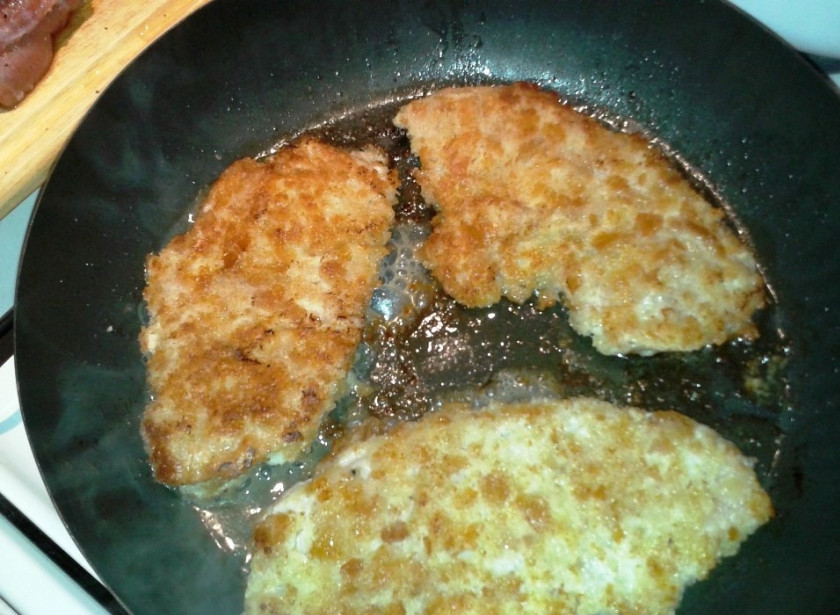 1. Этап. Отбивные из телятины сочные: Переверните отбивные на другую сторону, жарьте на минимальном огне под крышкой 5-7 минут.