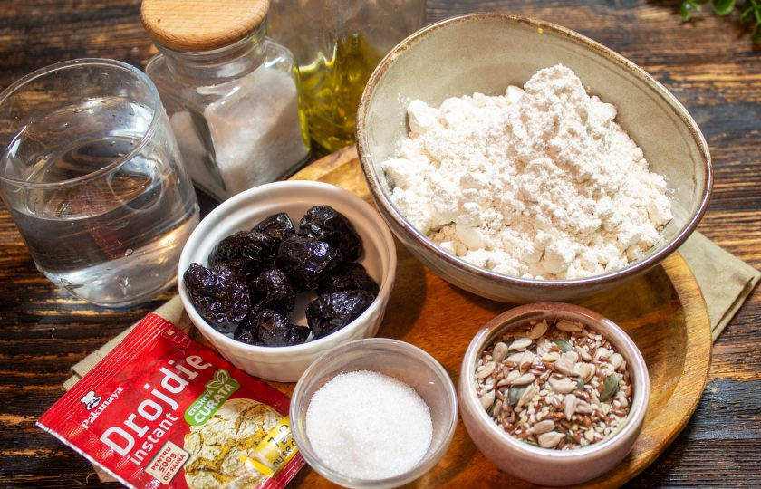 1. Этап. Хлеб с черносливом: Подготовьте необходимые продукты для приготовления хлеба с черносливом.