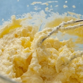 1. Этап. Классическое имбирное печенье: Взбиваем до воздушности.