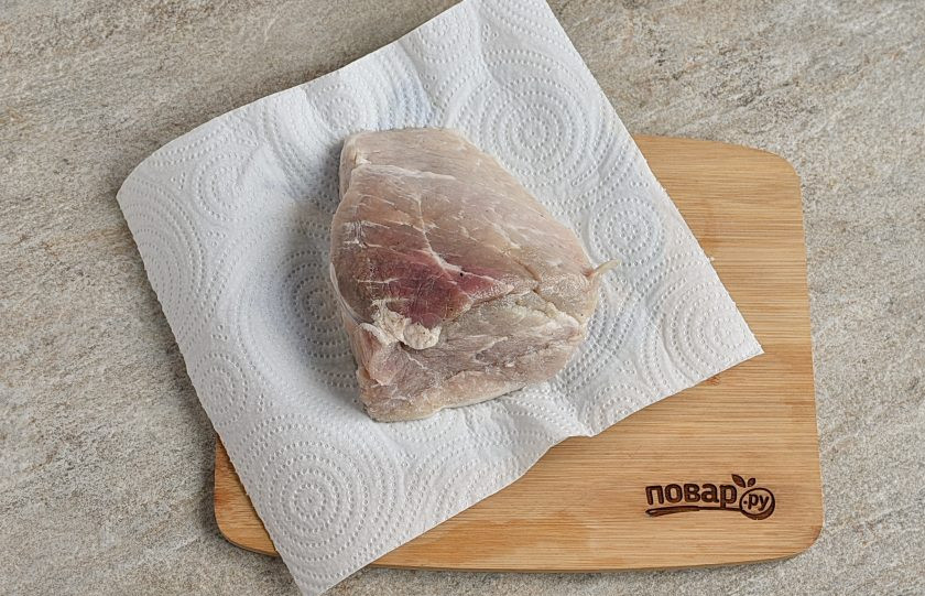 1. Этап. Маринад для буженины: Достаньте мясо из маринада и хорошо обсушите бумажными полотенцами.