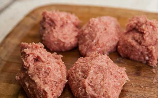 1. Этап. Зразы со свининой: 10. Фарш разделите на 5-6 одинаковых частей.