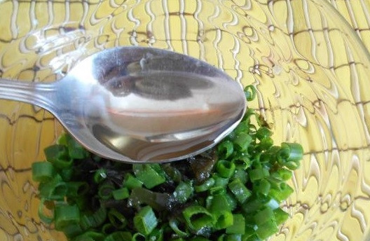 1. Этап. Салат из морской капусты с морковью: 4. Полейте небольшим количеством растительного масла. Достаточно парочки столовых ложек. Это будет основа салата.