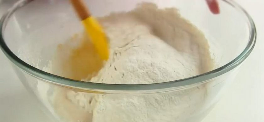 1. Этап. Булочки из детства Школьные: 2. Перемешайте и добавьте часть просеянной муки. Перемешайте тесто ложкой. На рабочую поверхность выложите оставшуюся муку и замесите мягкое тесто.