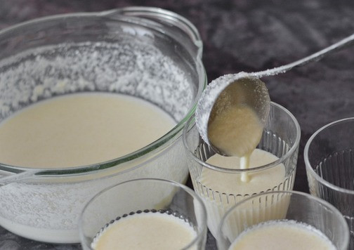 1. Этап. Творожно-кокосовый пудинг с рисовой полентой: Разлейте массу по порционным формочкам или стаканчикам. Или вылейте в одну большую форму.