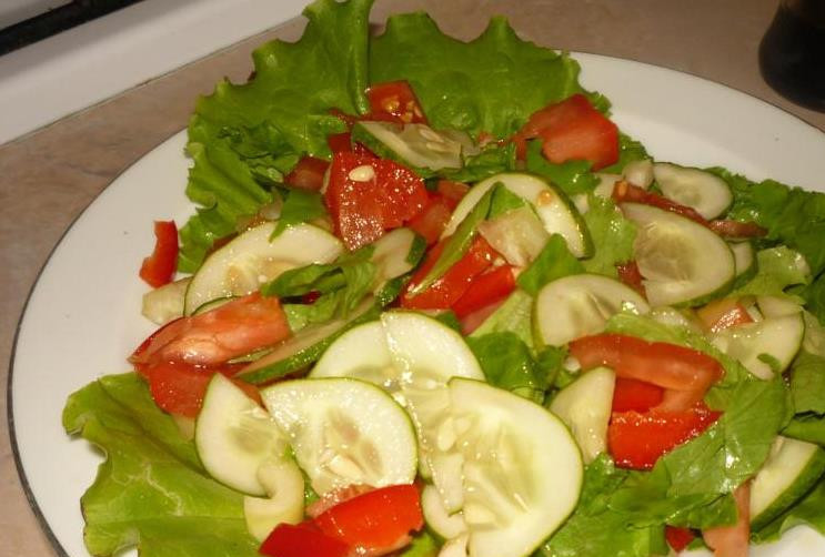 1. Этап. Салат с говядиной и орехами: На тарелку выкладываем листья салата. Помидоры, огурцы, перец произвольно нарезаем. Добавляем зелень (например, укроп) и хорошенько перемешиваем.