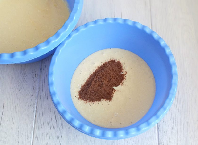 1. Этап. Кекс в пароварке: Отлейте в другую чашу 1/2 теста, добавьте какао.