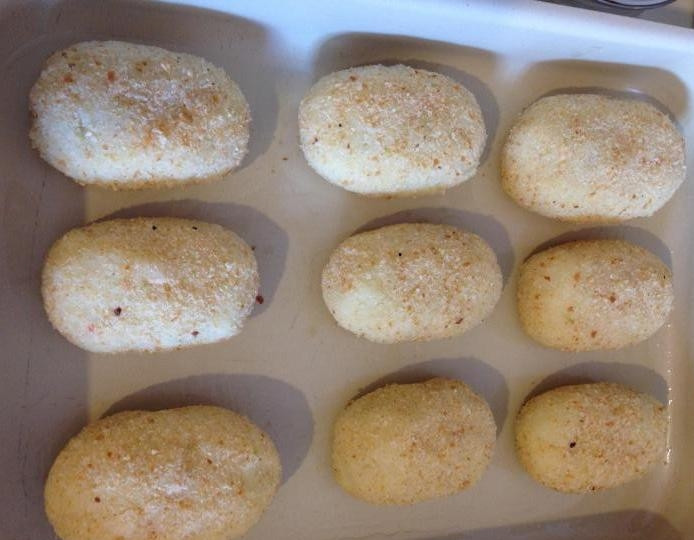 1. Этап. Картофельные зразы с фаршем в духовке: Форму для выпекания смажьте маслом растительным, выложите в неё зразы и отправьте их в разогретую до 150-160 градусов духовку на 40 минут.