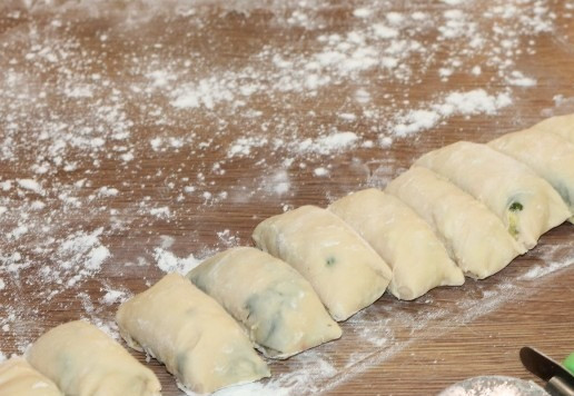 1. Этап. Ленивые пельмени с индейкой и капустой: 14. Разрезаем рулет на несколько частей. Высота 1 рулетика 2-2,5 см.