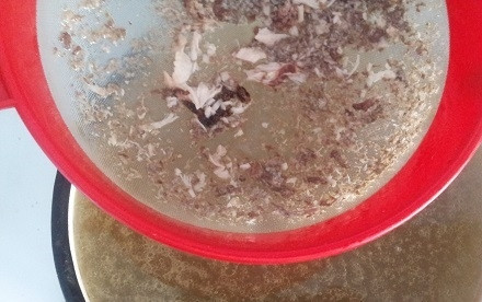 1. Этап. Сырный суп со свининой: 2. Достаем мясо, процеживаем бульон. Разделяем его на 2 части, одну возвращаем на огонь, ждем до закипания.