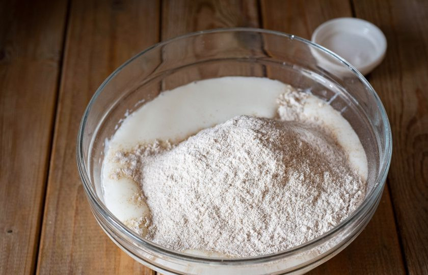 1. Этап. Ржаной бездрожжевой хлеб на кефире: Добавьте просеянную ржаную муку.