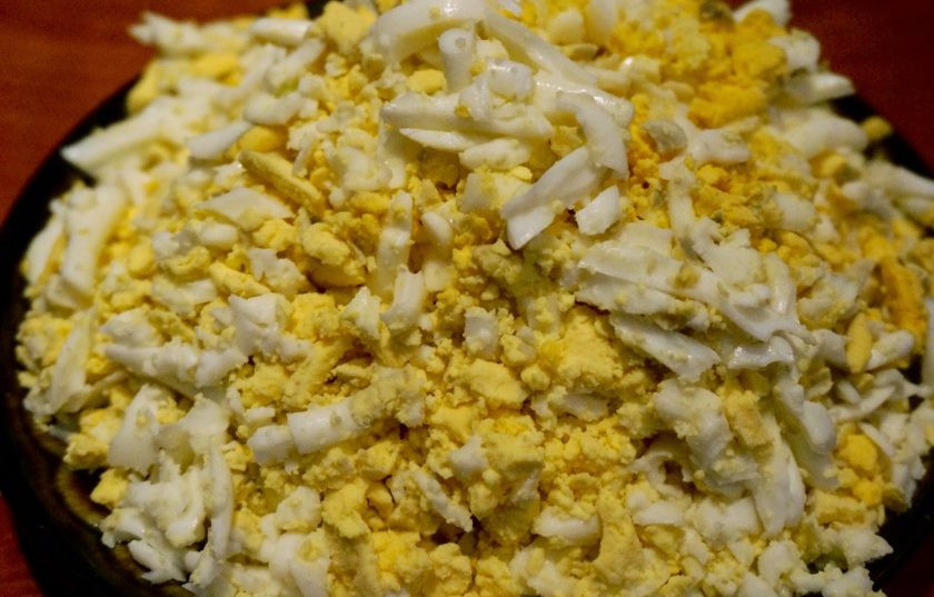1. Этап. Салат из консервы: 5. На такой же терке натираем яйца.