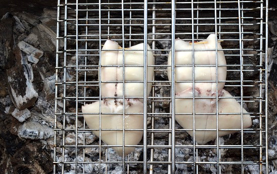 1. Этап. Фаршированный кальмар на гриле: Выложите кальмары на решетку и отправьте на мангал.