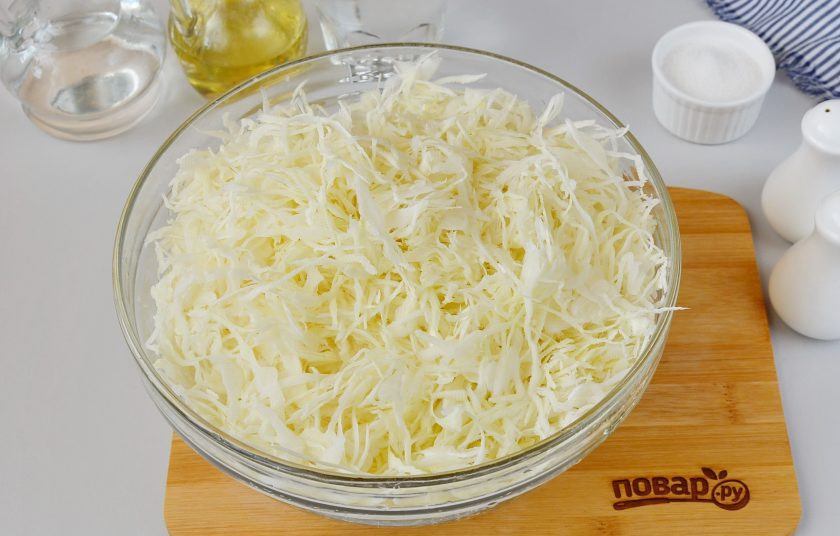 1. Этап. Капуста закусочная: Капусту вымойте, снимите верхние листья. Нашинкуйте 1 кг. капусты.